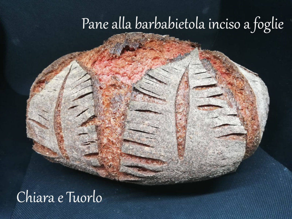 Pane alla barbabietola inciso a foglie cotto e inquadrato di fianco