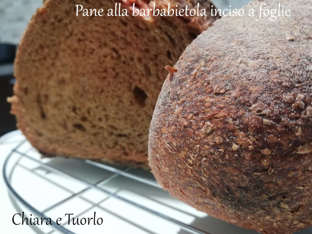 Pane cotto, affettato. In primo piano la crosta, in secondo piano la fetta