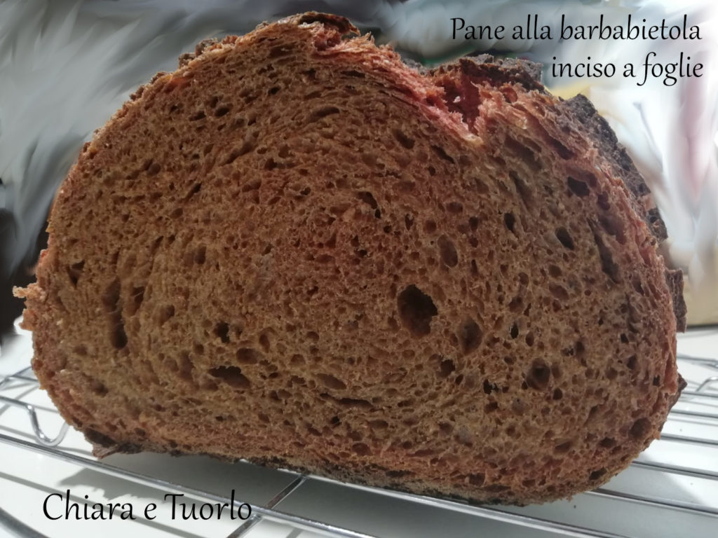 Pane cotto, affettato. Primo piano della fetta