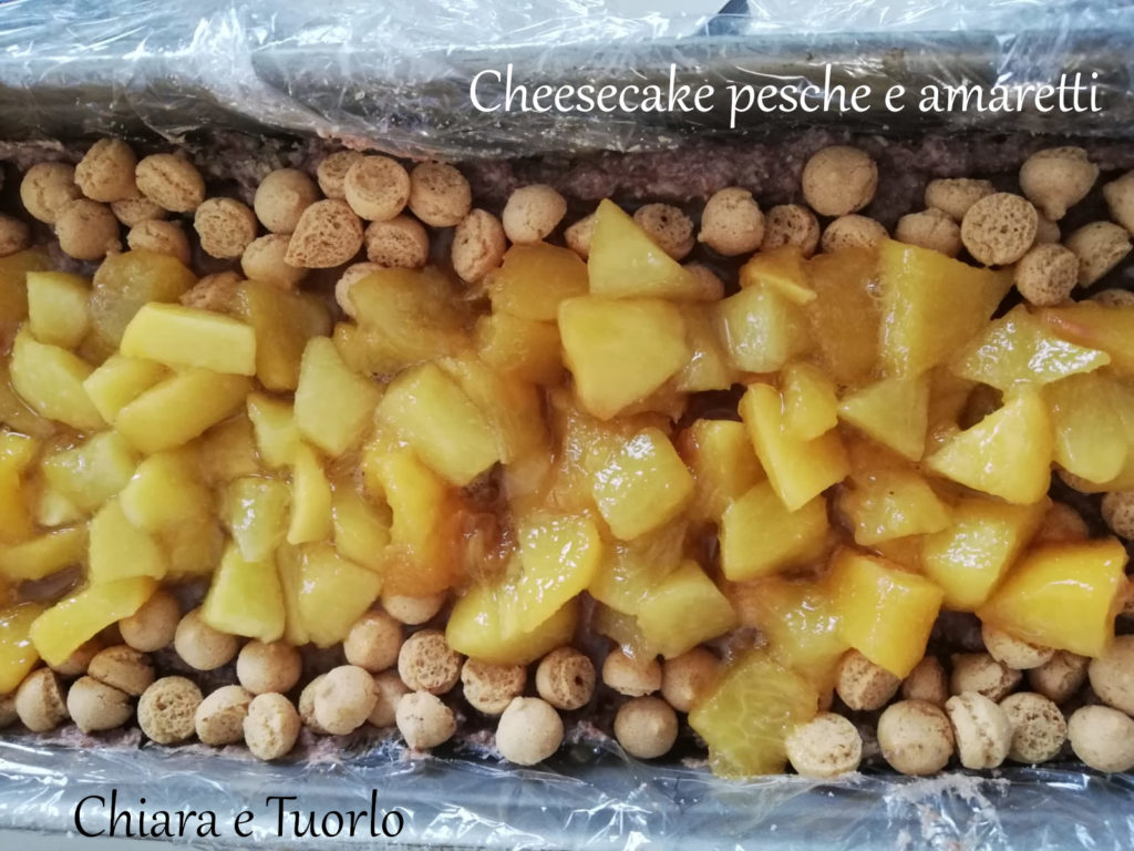 ripieno pesche e amaretti posizionato nella Cheesecake