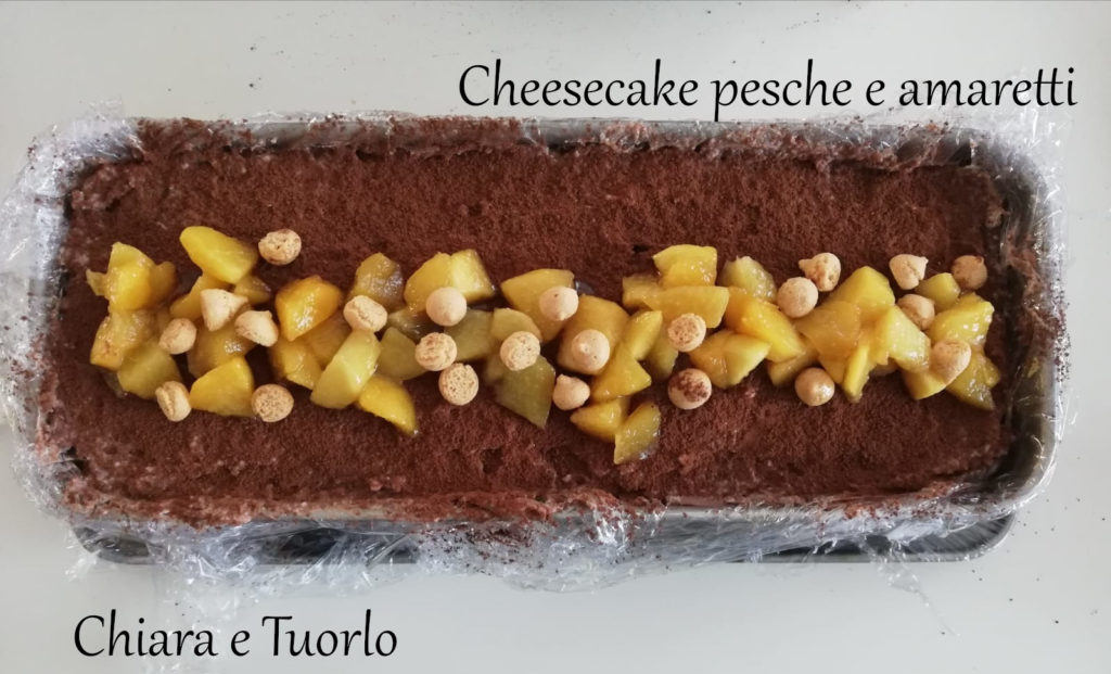 cheesecake pesche e amaretti terminata, inquadrata dall'alto