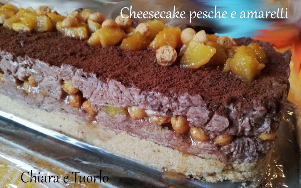 Cheesecake inquadrata di scorcio, con farcitura in evidenza