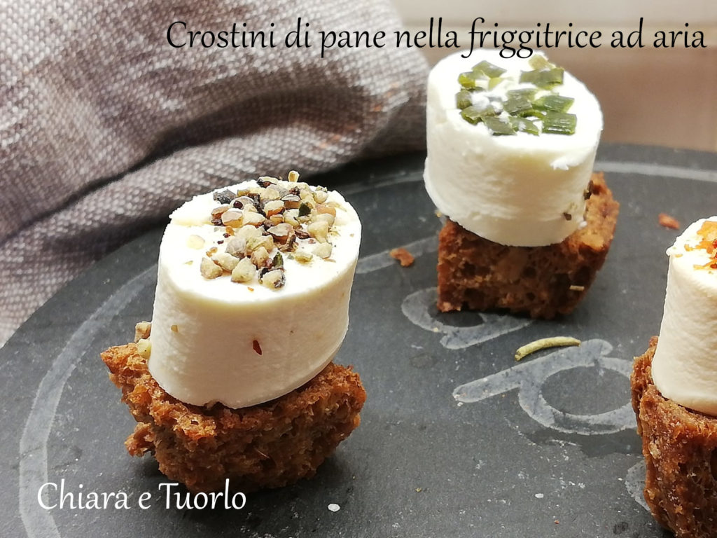 Crostini di pane preparati nella friggitrice ad aria con formaggi freschi