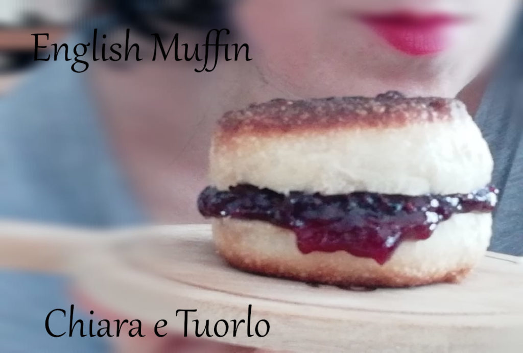 Un English Muffin cotto e farcito con marmellata di frutti di bosco