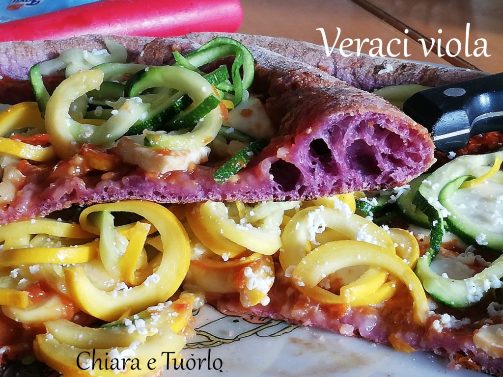 pizza verace viola tagliata, sezione visibile e farcitura colorata di verdure crude