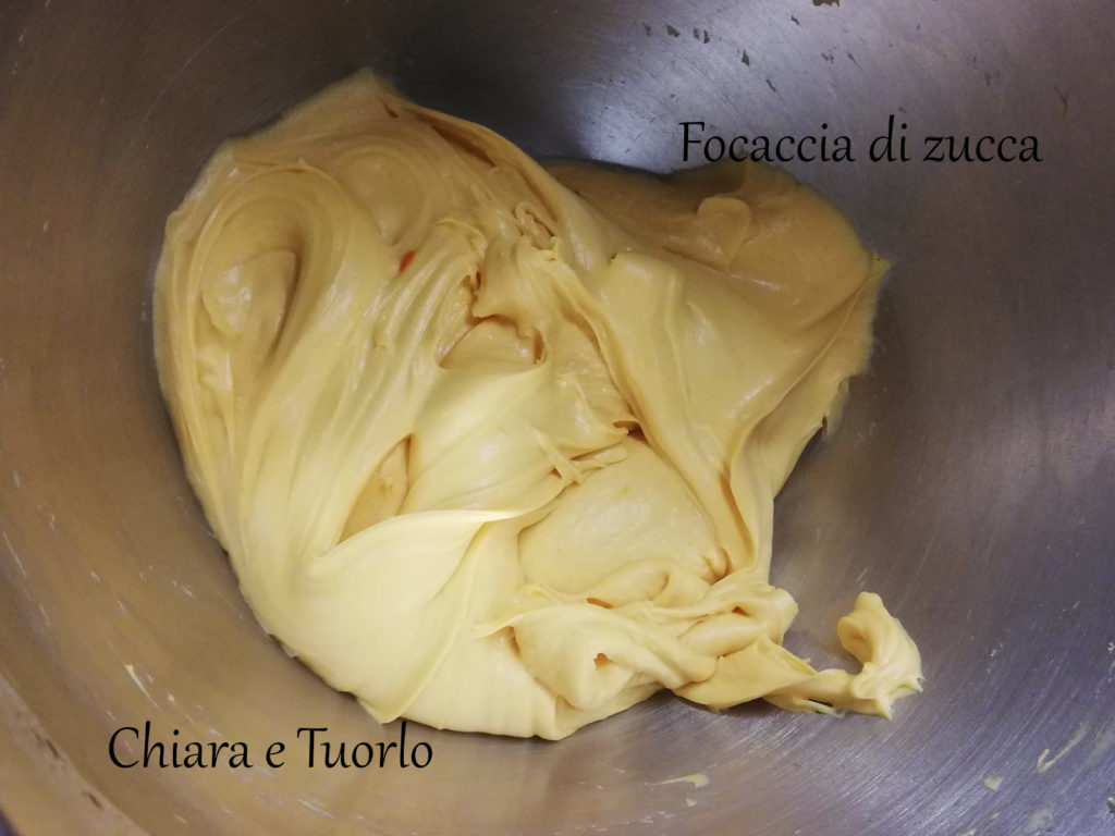 Impasto della focaccia perfettamente incordato nel boccale del kenwood