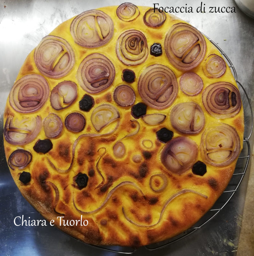 Focaccia di zucca cotta e inquadrata dall'alto