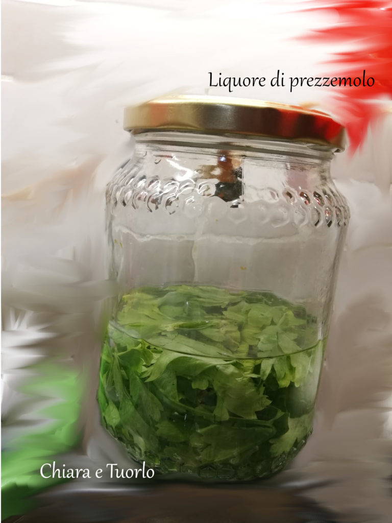 Foglie di prezzemolo in infusione in alcool dentro vaso di vetro