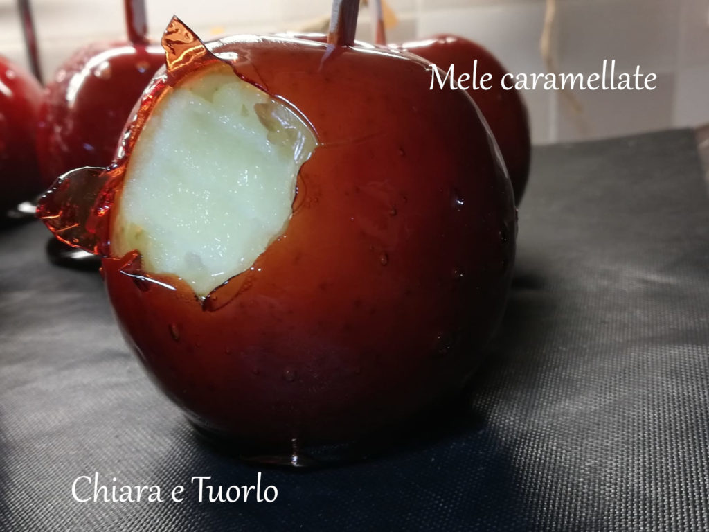 una mela caramellata con un morso