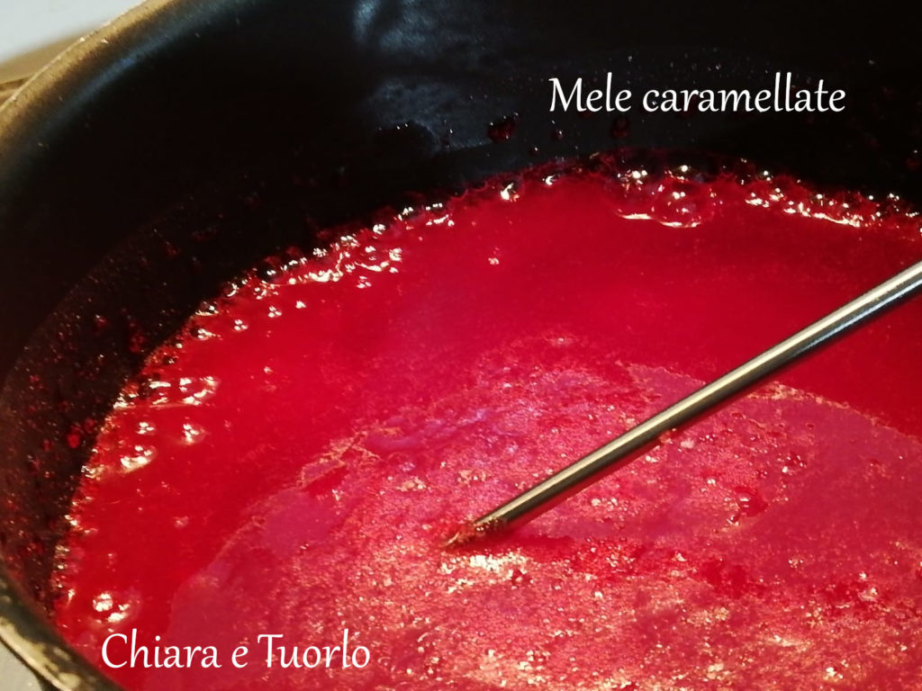 Caramello rosso in cottura, con la sonda dentro per misurare i gradi