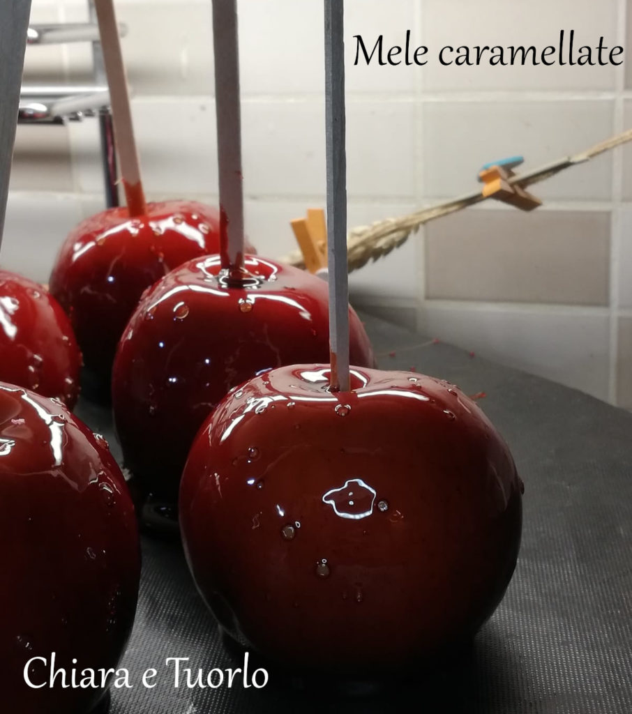 Primo piano di una mela caramellata