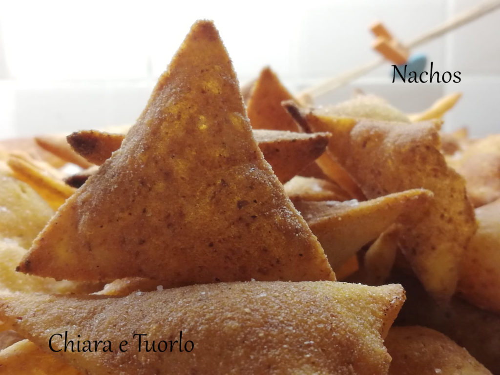 Un vassoio di nachos, uno a triangolo in primo piano