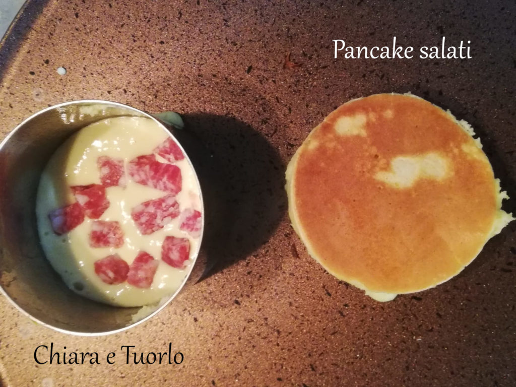 Due pancake in cottura sulla piastra: a sinistra appena versato nell'anello e a destra già girato