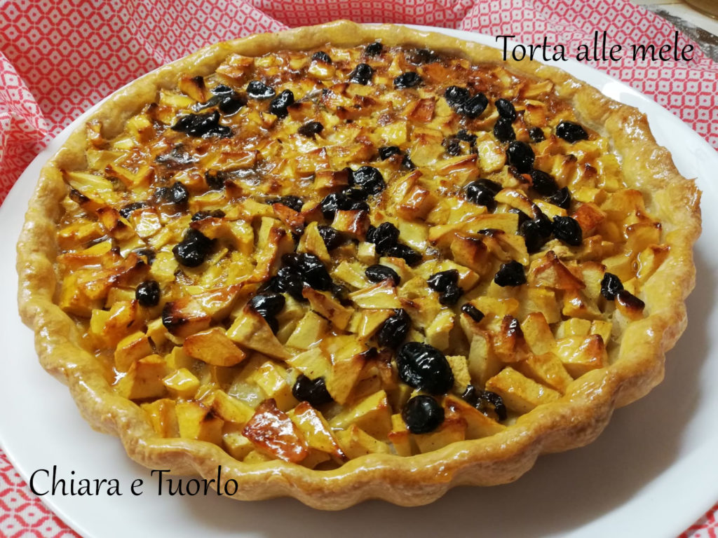 Torta uscita dal forno, inquadrata di scorcio