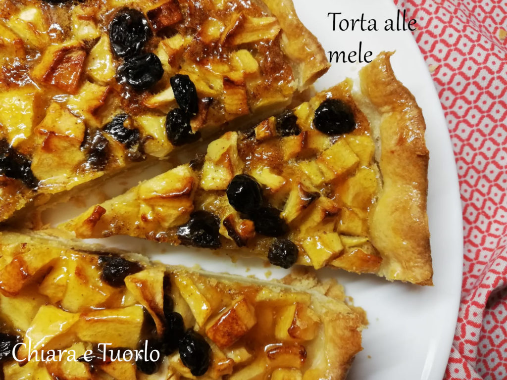 fetta di torta alle mele inquadrata dall'alto