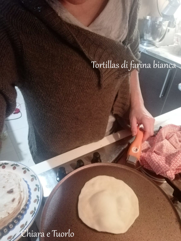 Chiara che sta cucinando una Tortilla sulla piastra