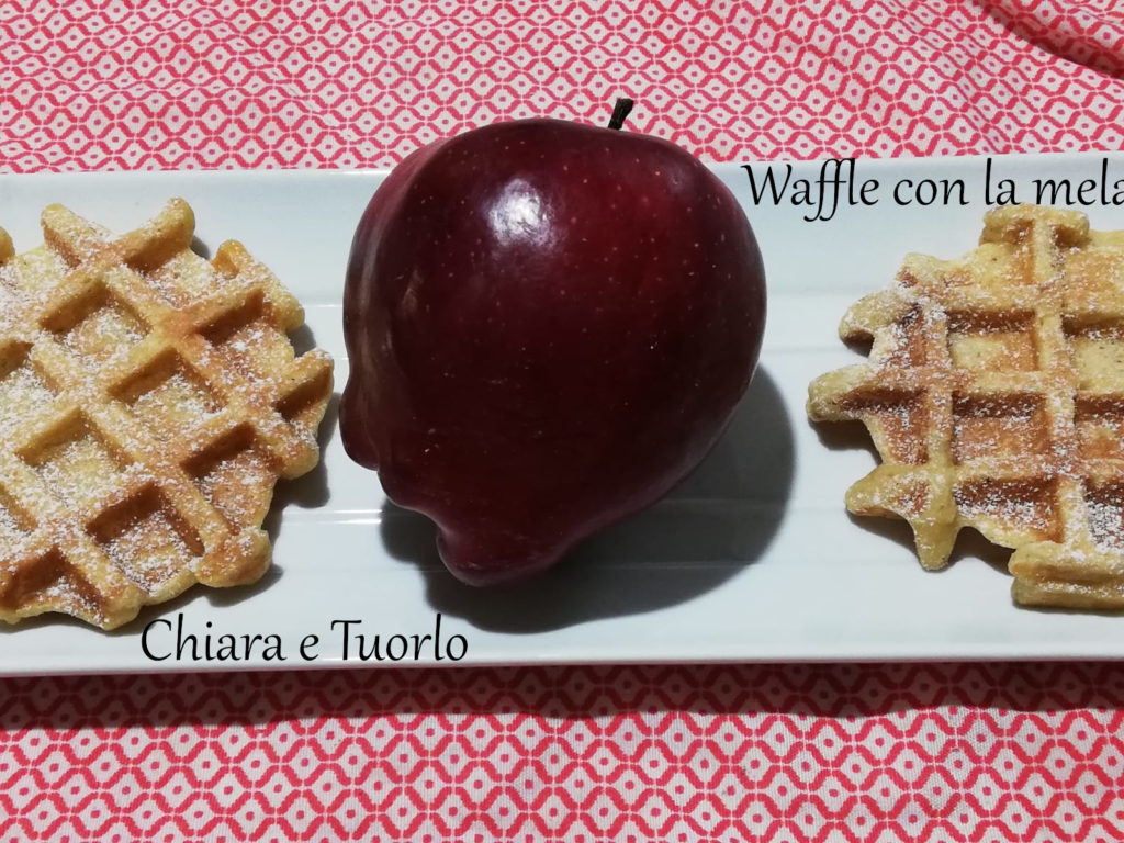 Mela Red Delicious fra due waffle su un vassoio