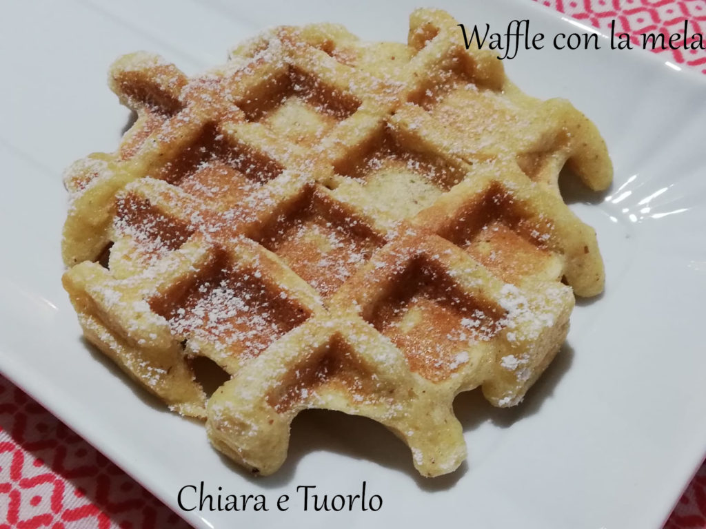 Un singolo waffle alla mela, inquadrato dall'alto