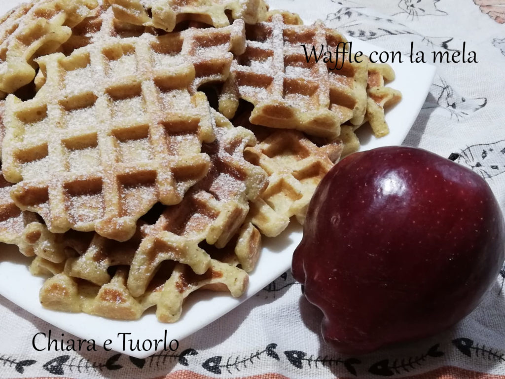 Red Delicious accanto al piatto pieno di waffle