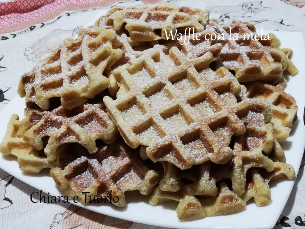 Un vassoio pieno di Waffle alla mela