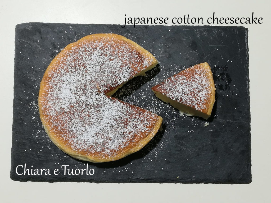 Japanese cotton cheesecake al cioccolato bianco inquadrata da sopra, una fetta tagliata