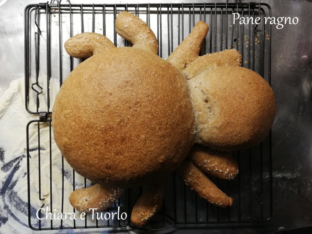 Pane a forma di ragno appena sfornato