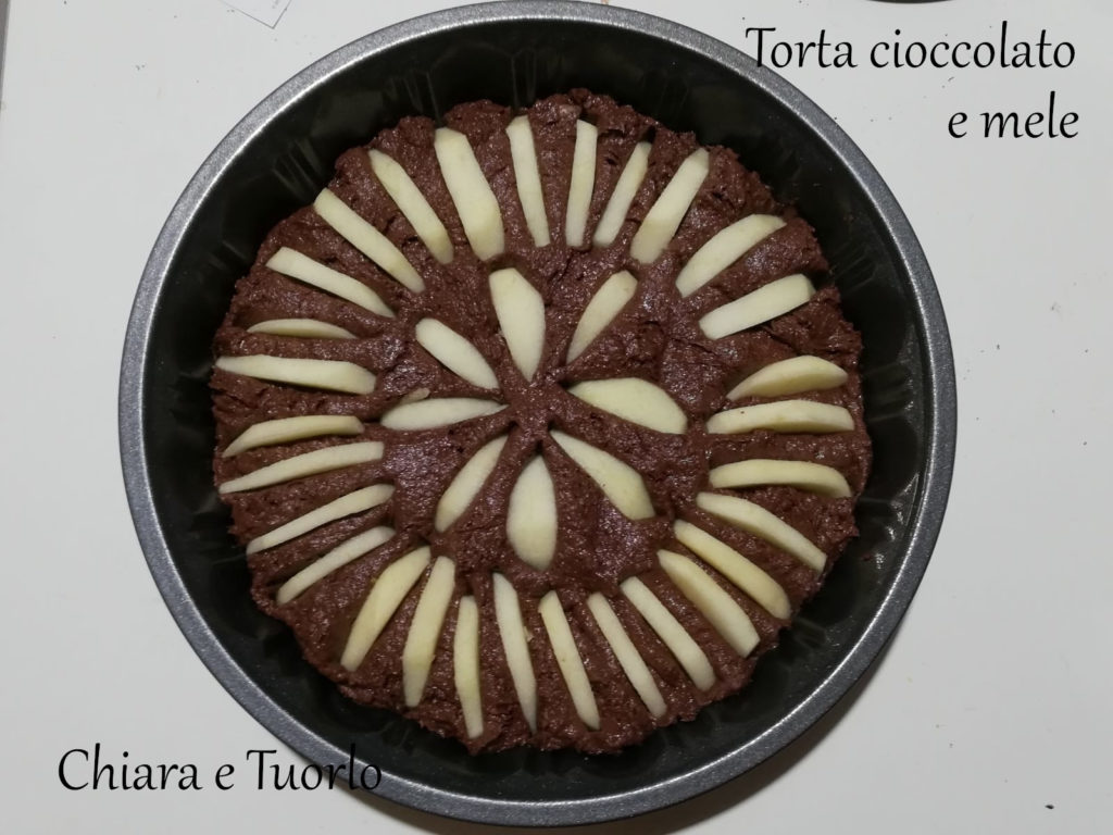 Impasto crudo della Torta di mela al cioccolato versato nella tortiera, mela a fettine inserita a cerchi concentrici