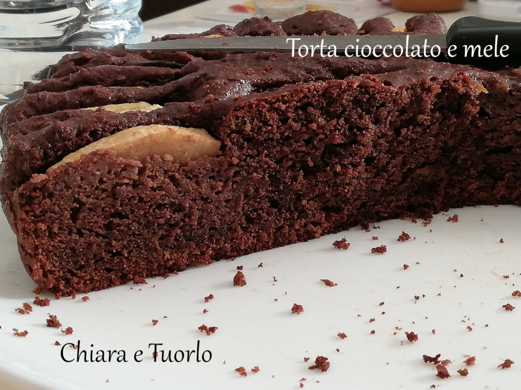 Torta cioccolato e mele tagliata a metà