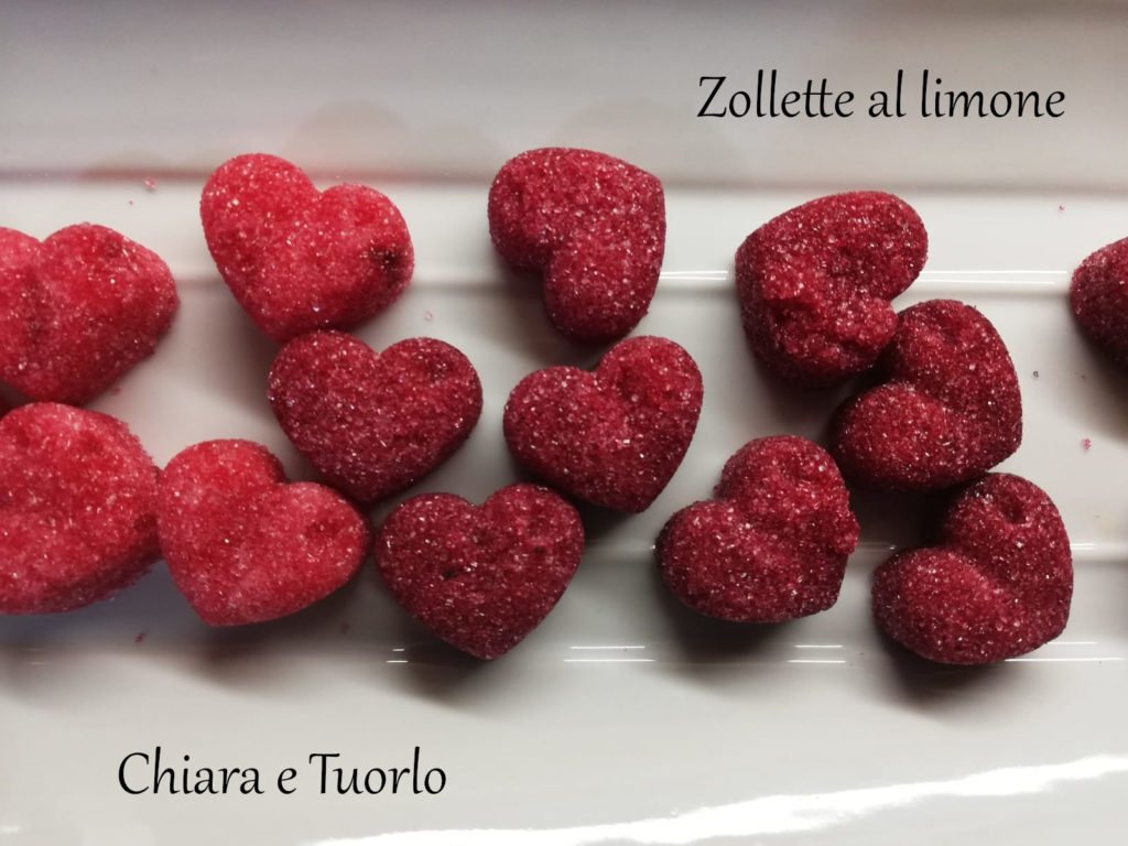 Zollette a forma di cuore, di colore rosa intenso e rosso acceso