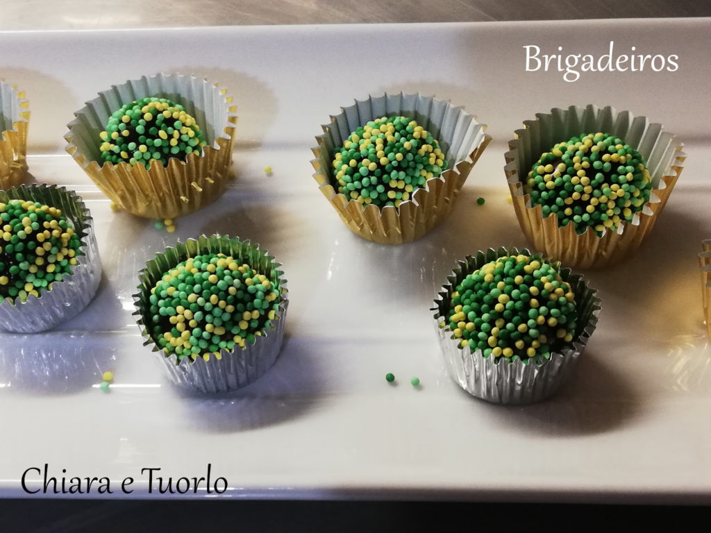 Brigadeiros con gli zuccherini verdi, tutti pronti nei pirottini argento e oro