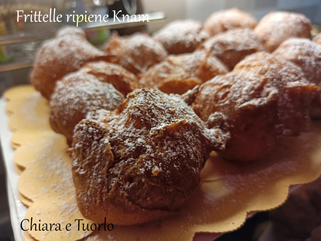 Un vassoio di frittelle ripiene