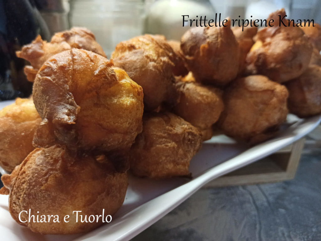 Tante frittelle cotte, posate su vassoio