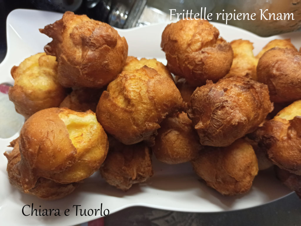 Molte frittelle su un vassoio