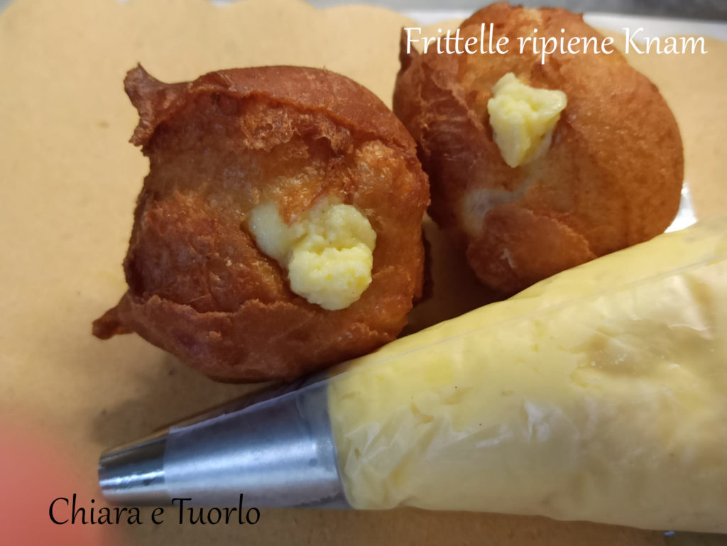 Due frittelle riempite di crema con la sacca 