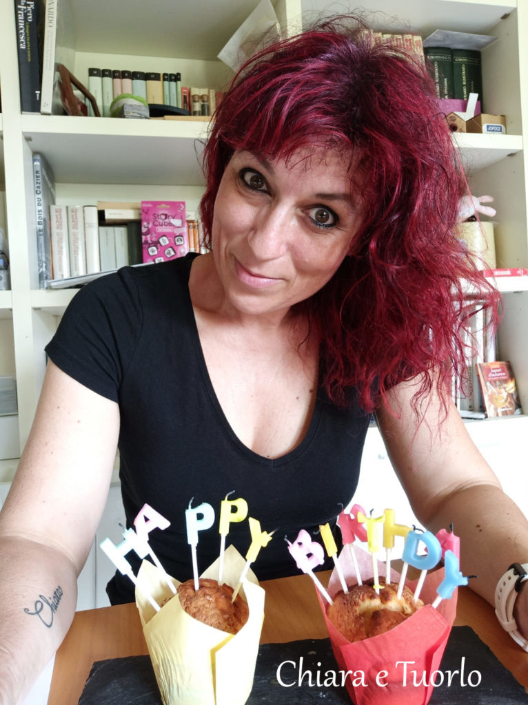 Chiara con i due muffins con le candeline Happy Birthday