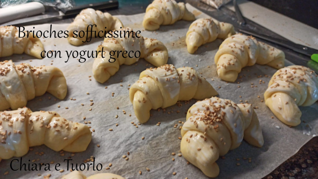 Brioches sofficissime con yogurt in versione salata dopo la seconda lievitazione e spennellate in attesa di essere cotte