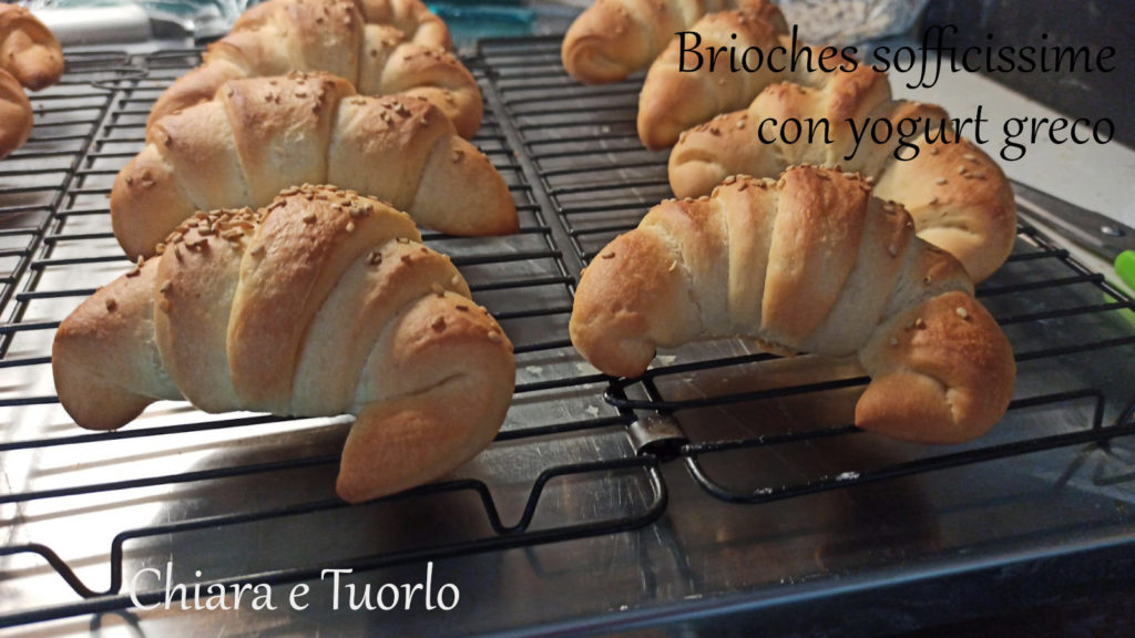 Brioches sofficissime con yogurt in versione salata cotte e sulla griglia a raffreddare