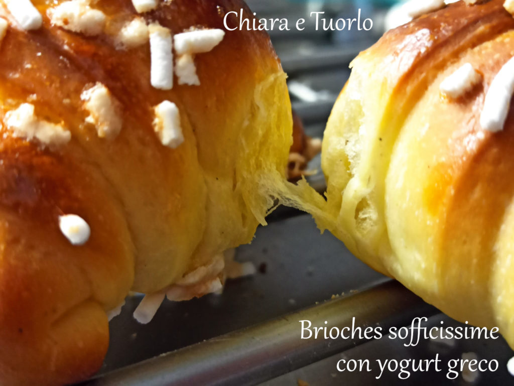 Due brioches dolci attaccate in cottura