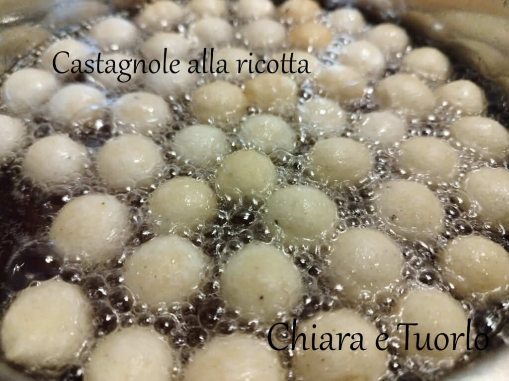 Catagnole alla ricotta in cottura nell'olio bollente