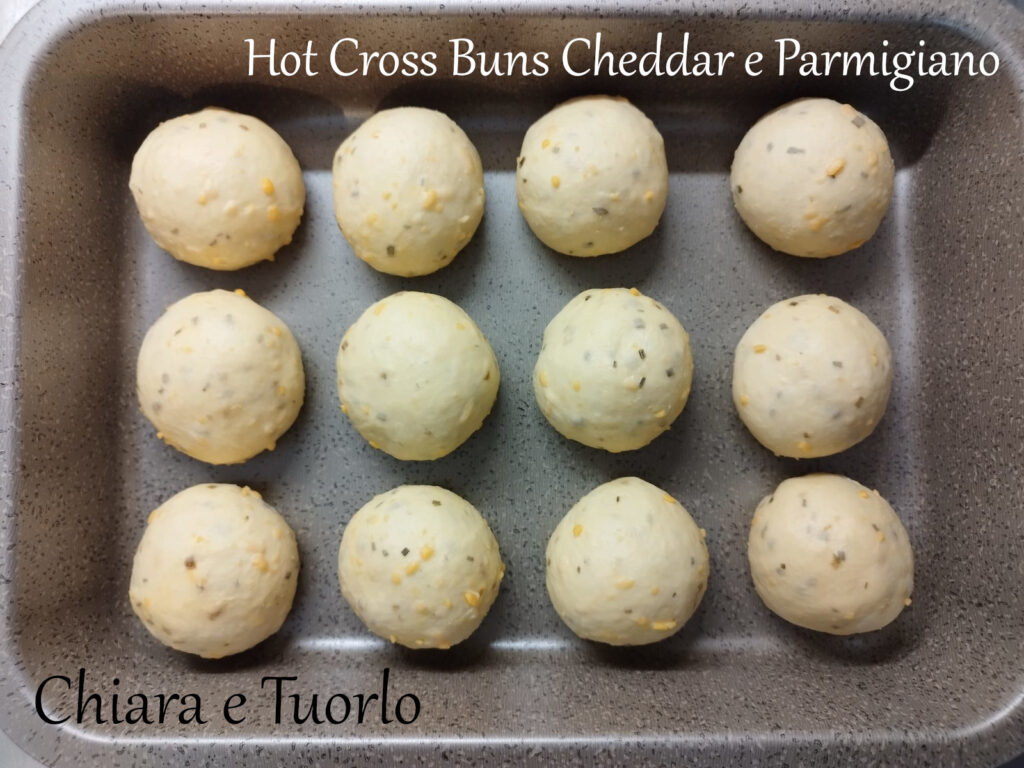 Teglia con 12 Hot Cross Buns Cheddar e Parmigiano appena formati