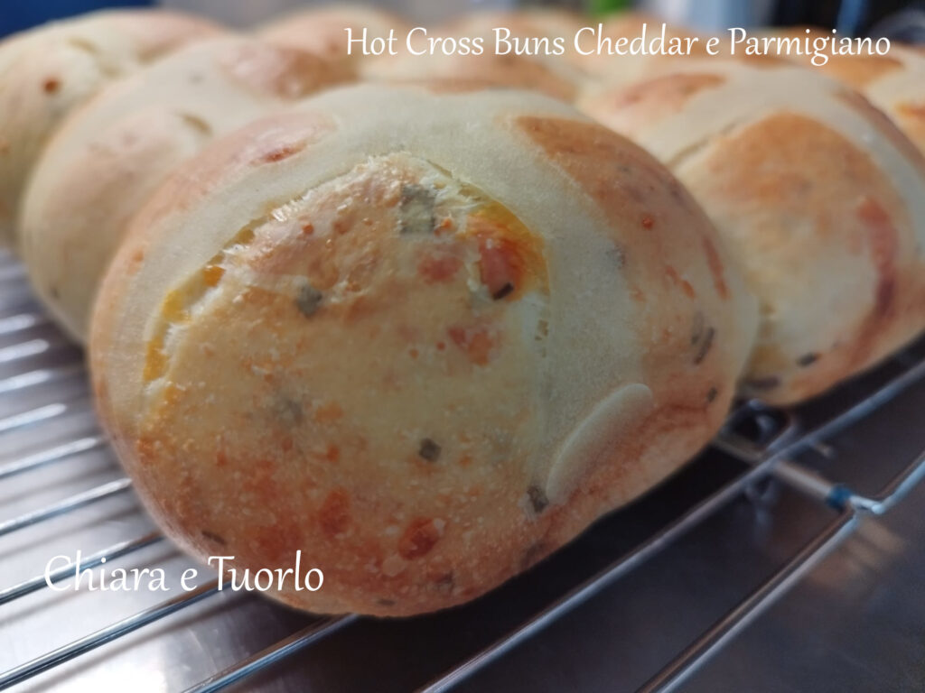 Hot Cross buns salati inquadrati di scorcio