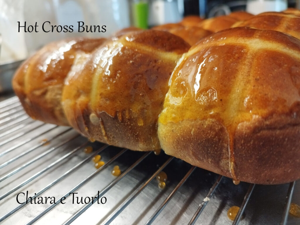 Hot cross buns visti lateralmente con il miele che cola