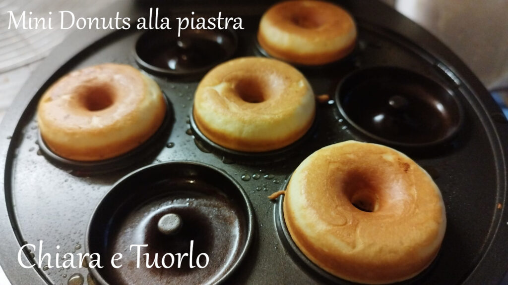 Piastra per mini donuts con le ciambelle appena cotte