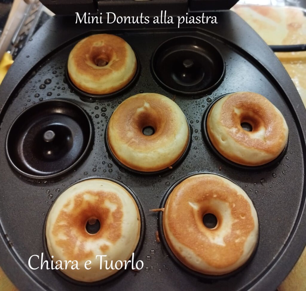 Donuts cotti ancora nella piastra