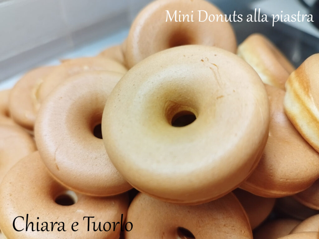 Tanti mini donuts, uno sull'altro
