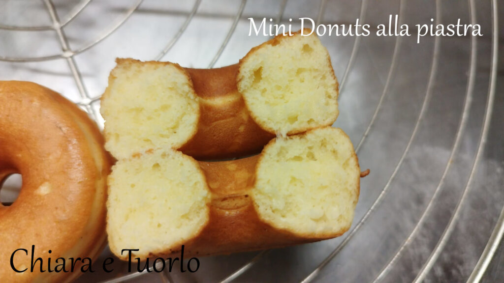 Un mini donuts aperto in due ezzi