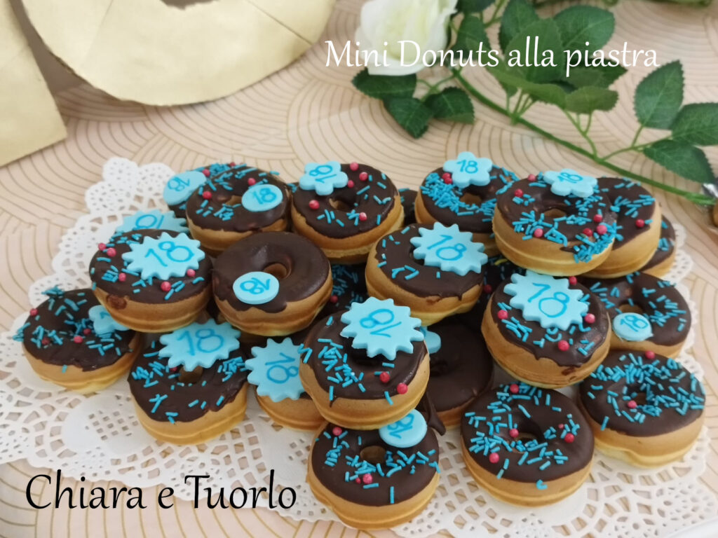 Un vassoio di mini donuts decorati con motivo "18"