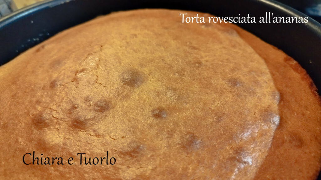 torta appena cotta, prima di essere rovesciata