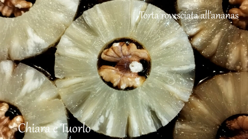 fette di ananas posizionate sul fondo della tortiera e noci nel foro centrale
