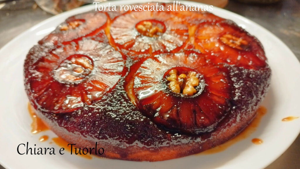 torta rovesciata all'ananas sformata dallo stampo